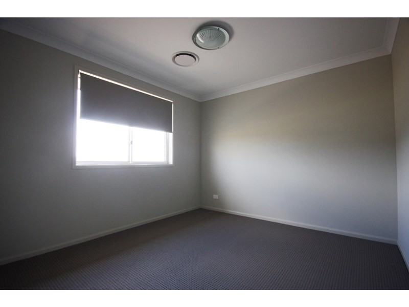 32 Thorpe Circuit, Oran Park NSW 2570