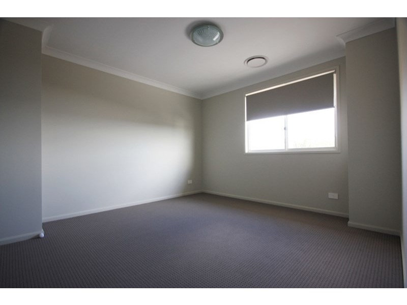 32 Thorpe Circuit, Oran Park NSW 2570