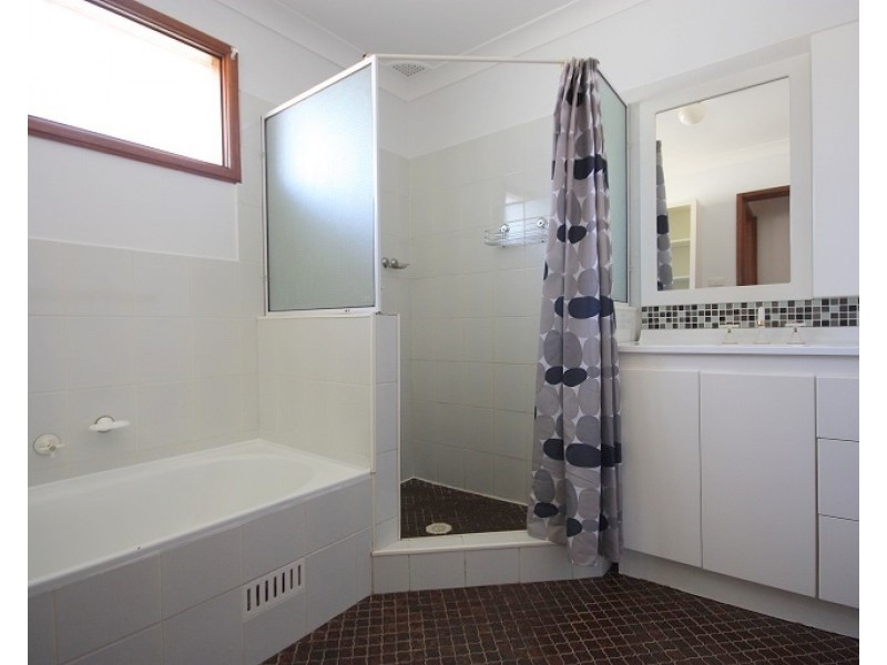 28 Owen Stanley Road, Glenfield NSW 2167