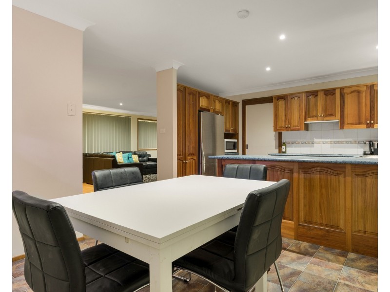4 Dowle Place, Camden South NSW 2570