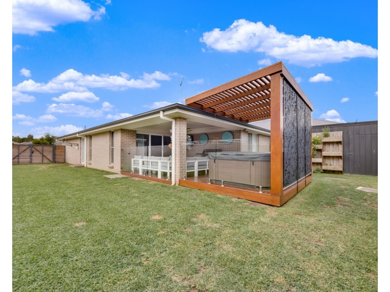 14 Easton Avenue, Spring Farm NSW 2570