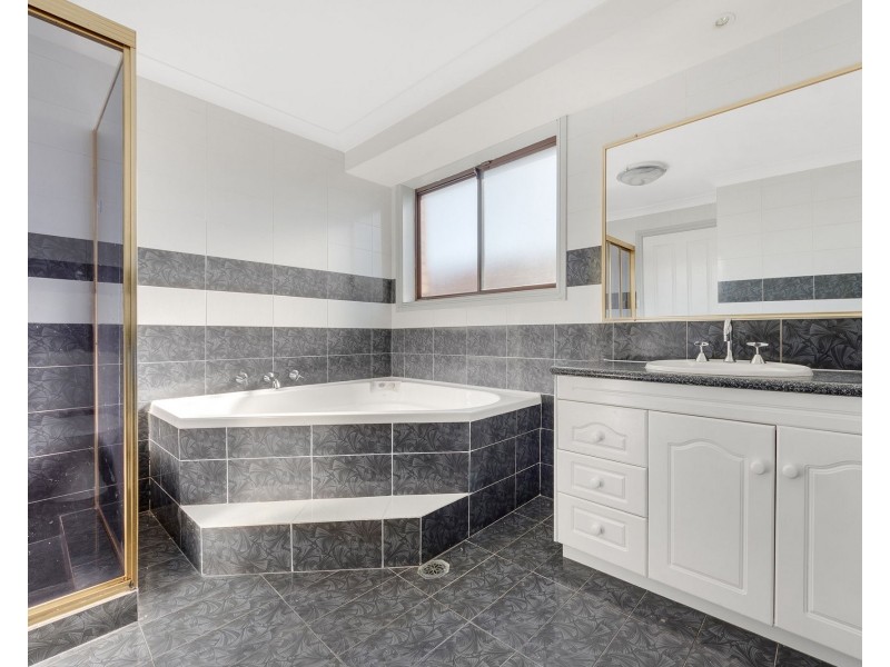 13 Sebastian Avenue, Rosemeadow NSW 2560