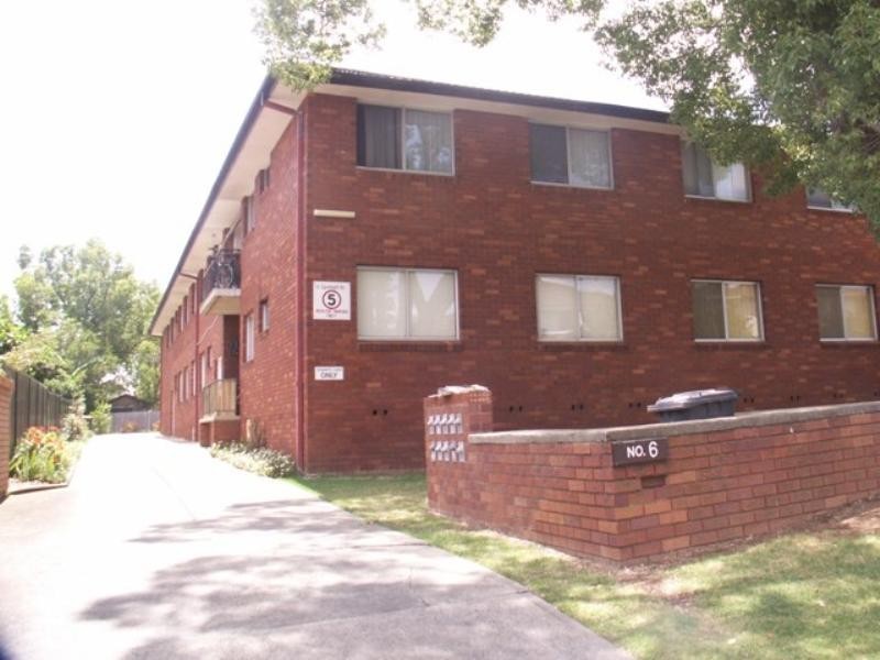 2/6 Reddall Street, Campbelltown NSW 2560