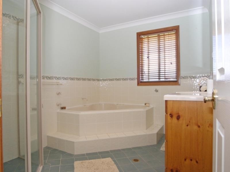 5 Robert Place, Razorback NSW 2571