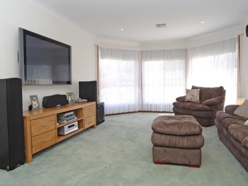 5 Robert Place, Razorback NSW 2571