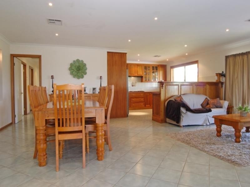 5 Robert Place, Razorback NSW 2571