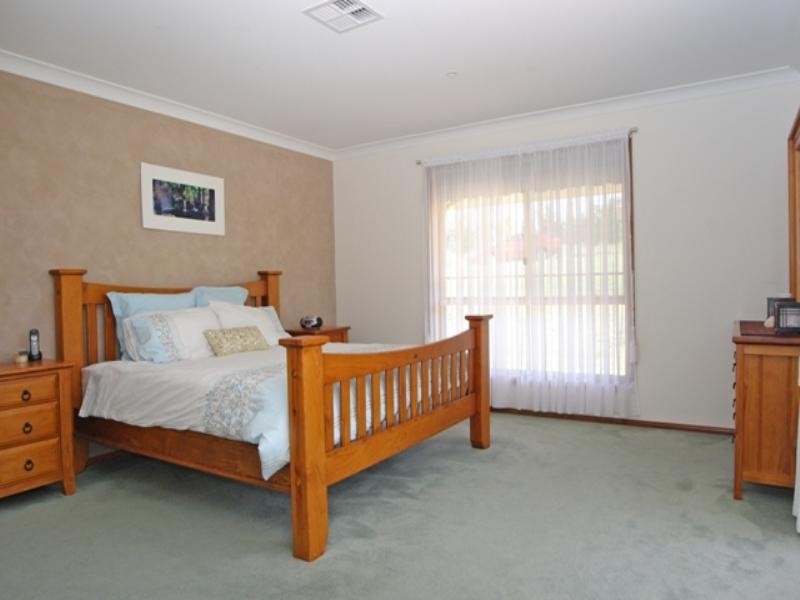 5 Robert Place, Razorback NSW 2571