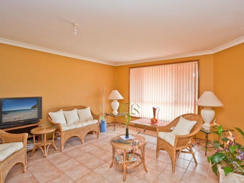 15 Downes Crescent, Currans Hill NSW 2567