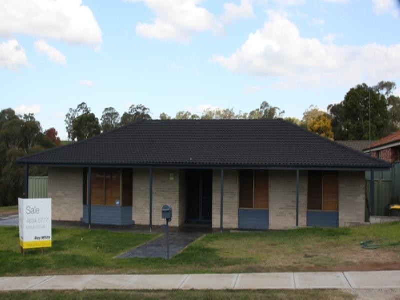 52 Cleopatra Drive, Rosemeadow NSW 2560