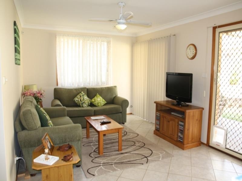 3 Titania Place, Rosemeadow NSW 2560