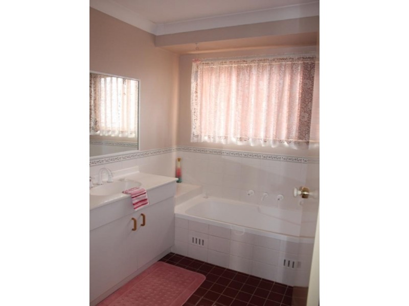 3 Titania Place, Rosemeadow NSW 2560