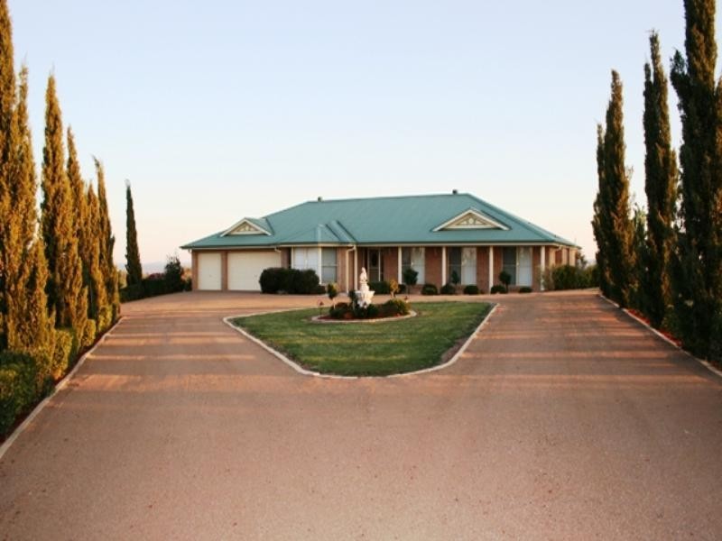 8 Robert Place, Razorback NSW 2571