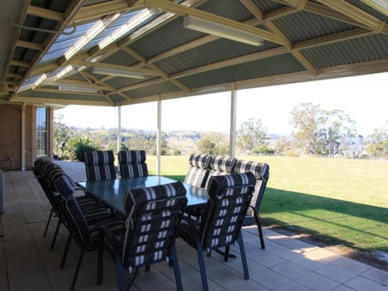 8 Robert Place, Razorback NSW 2571