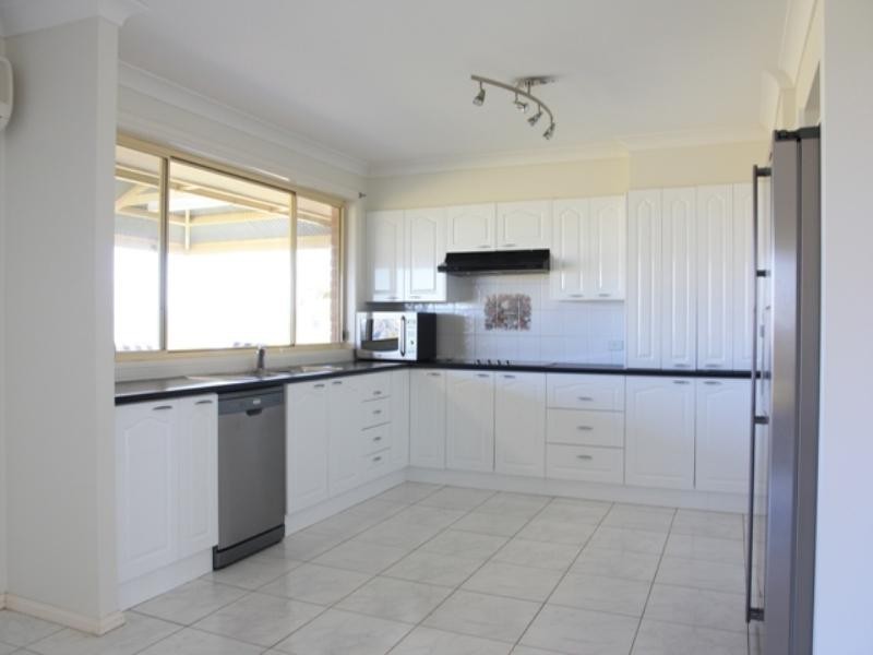 8 Robert Place, Razorback NSW 2571