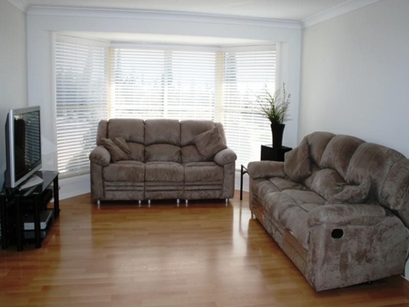 8 Robert Place, Razorback NSW 2571