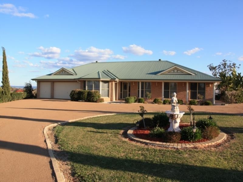 8 Robert Place, Razorback NSW 2571