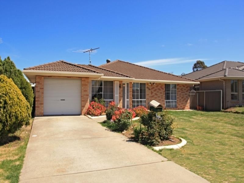 296 Copperfield Drive, Rosemeadow NSW 2560