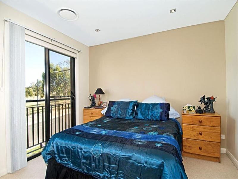 33 Parkside Crescent, Campbelltown NSW 2560