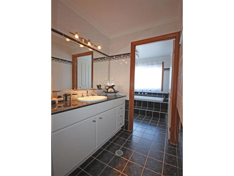 8 Hindmarsh Avenue, Camden Park NSW 2570