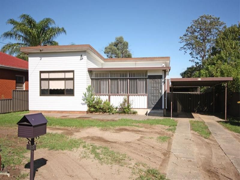 18 Parkland Avenue, Macquarie Fields NSW 2564