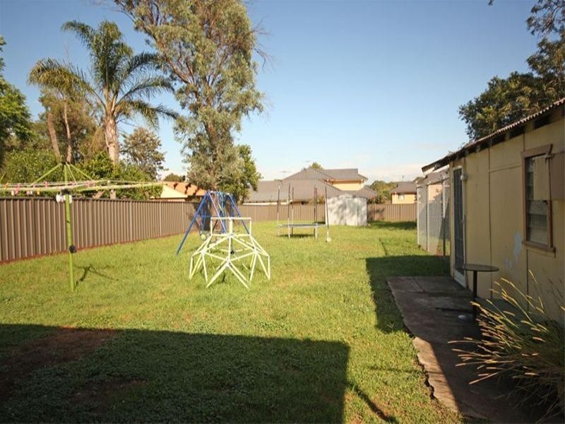 18 Parkland Avenue, Macquarie Fields NSW 2564