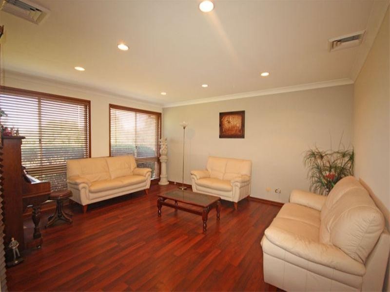 9 Caernarvon Close, Kirkham NSW 2570