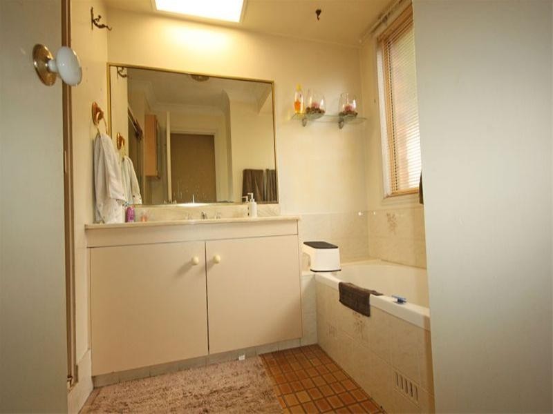 4 Hall Place, Minto NSW 2566