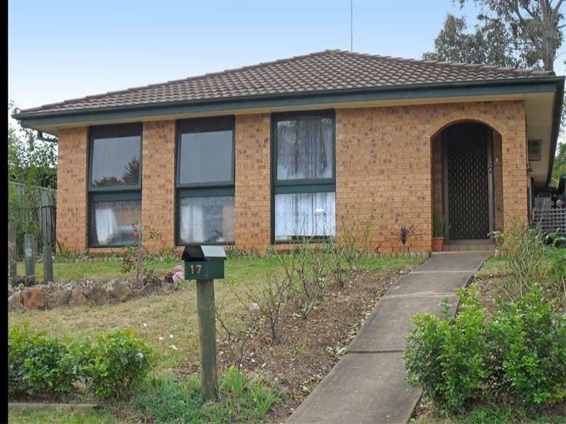 17 Ophelia Street, Rosemeadow NSW 2560