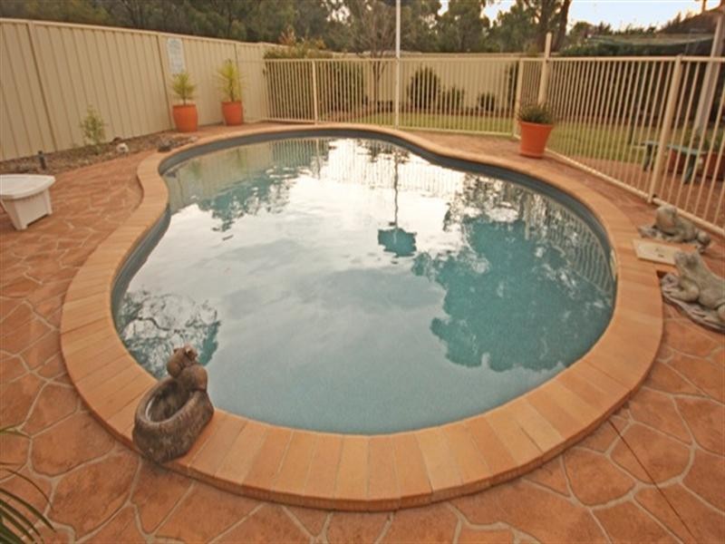 19 Lysander Avenue, Rosemeadow NSW 2560