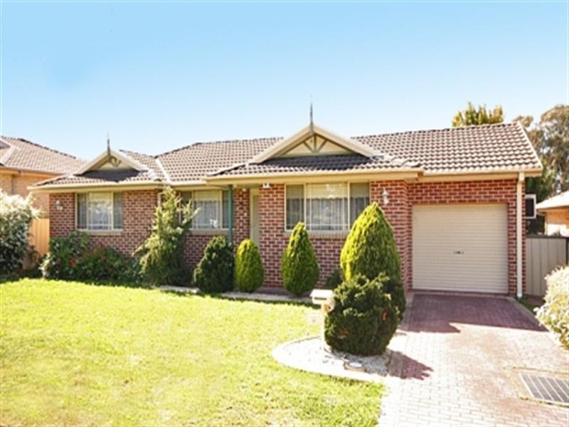 5 Oro Place, Glenfield NSW 2167