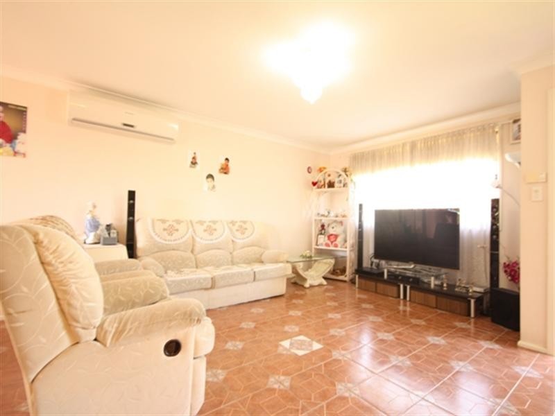 5 Oro Place, Glenfield NSW 2167