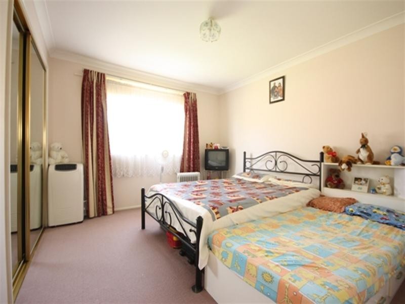 5 Oro Place, Glenfield NSW 2167