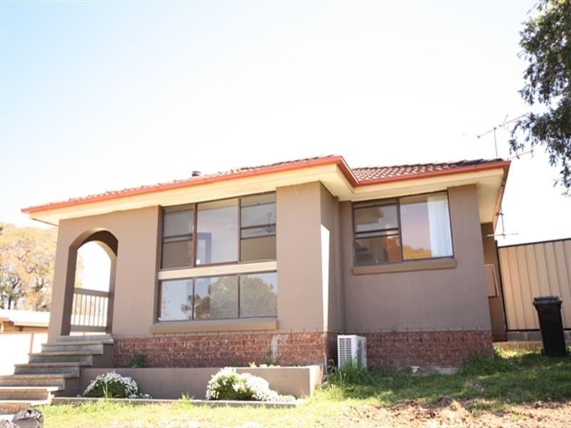 11 Iago Place, Rosemeadow NSW 2560