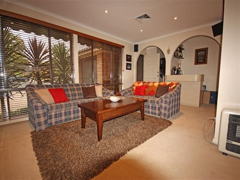 9 Dundee Place, St Andrews NSW 2566