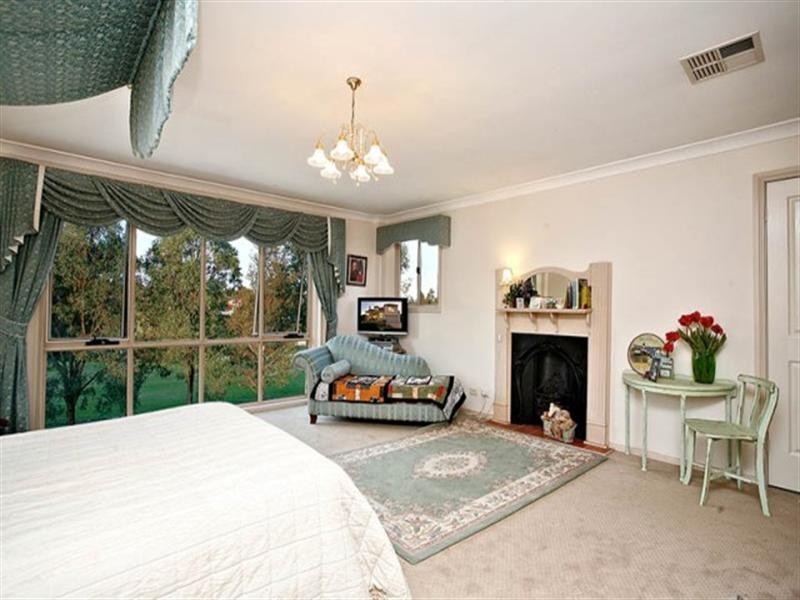 18 Elizabeth Henrietta Circuit, Macquarie Links NSW 2565