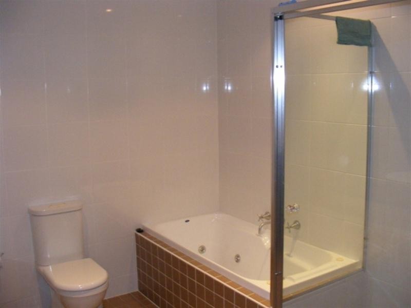 11 Scaranish Way, Macquarie Links NSW 2565