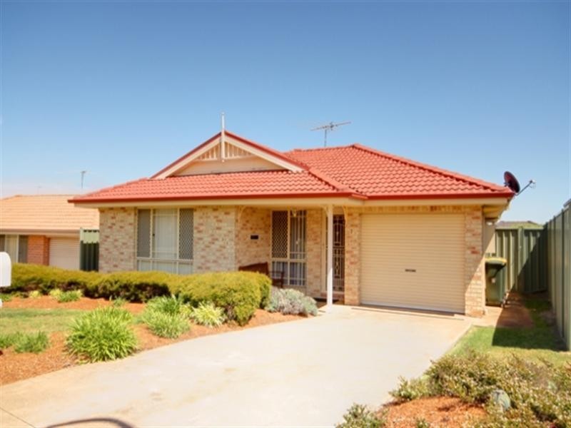 7 Norman Dunlop Place, Minto NSW 2566