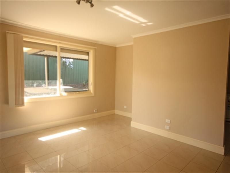 8 Dargie Place, Eagle Vale NSW 2558