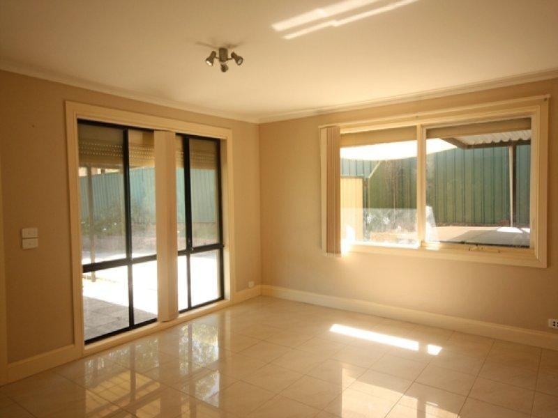 8 Dargie Place, Eagle Vale NSW 2558