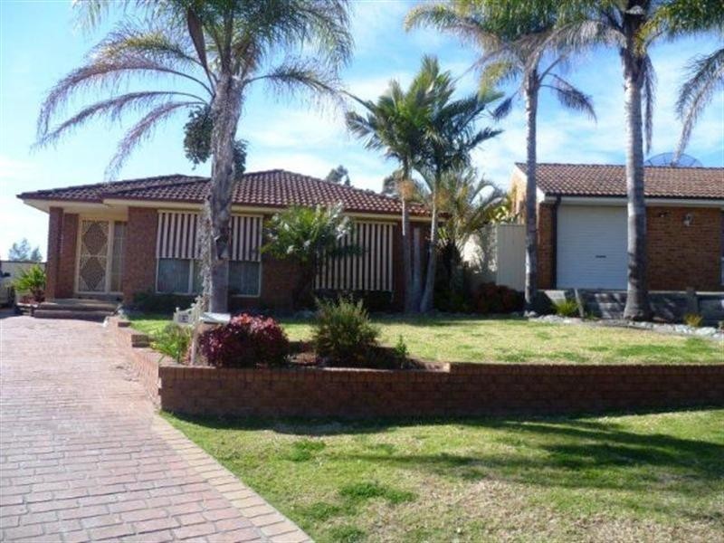 13 Ferdinand Place, Rosemeadow NSW 2560