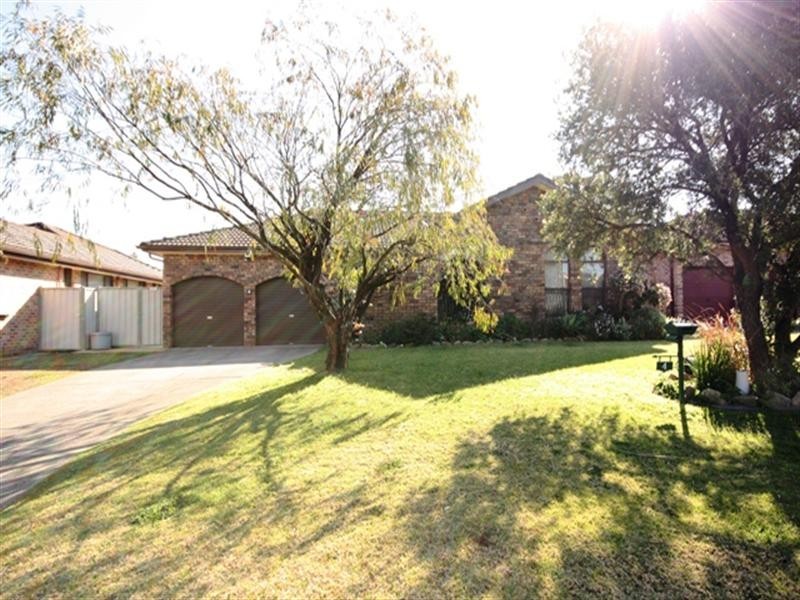 4 Aroa Place, Glenfield NSW 2167