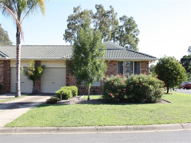 17b Francisco Crescent, Rosemeadow NSW 2560