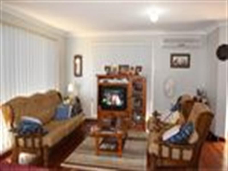 17b Francisco Crescent, Rosemeadow NSW 2560