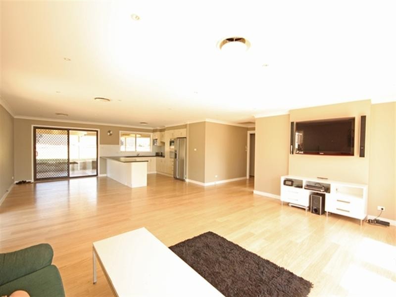 6 Dundee Place, St Andrews NSW 2566