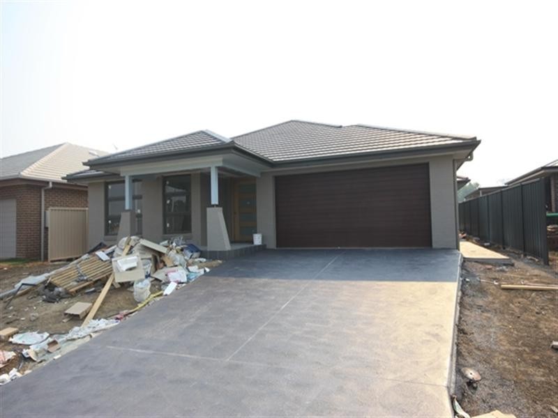 8 Carpenter Street, Elderslie NSW 2570