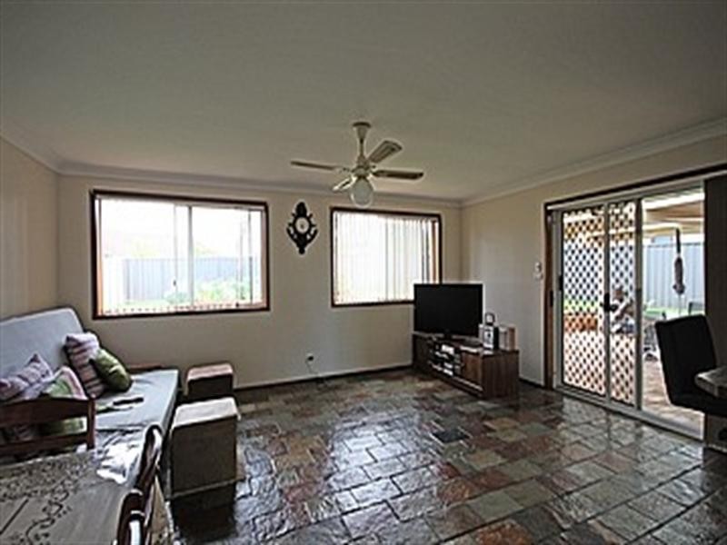 60 Donalbain, Rosemeadow NSW 2560