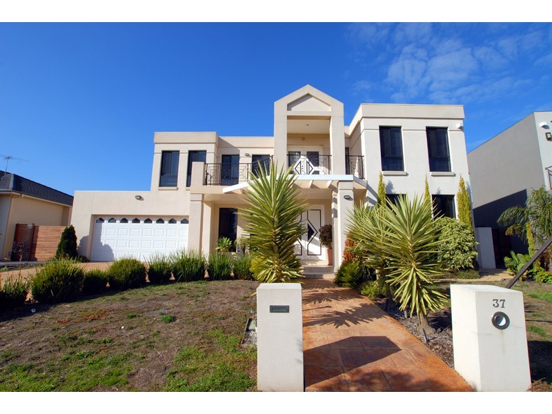 37 Macquarie Circle, Waterways VIC 3195