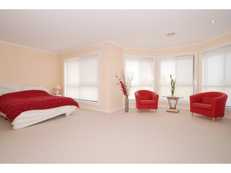 37 Macquarie Circle, Waterways VIC 3195