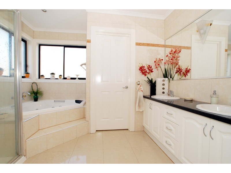 37 Macquarie Circle, Waterways VIC 3195