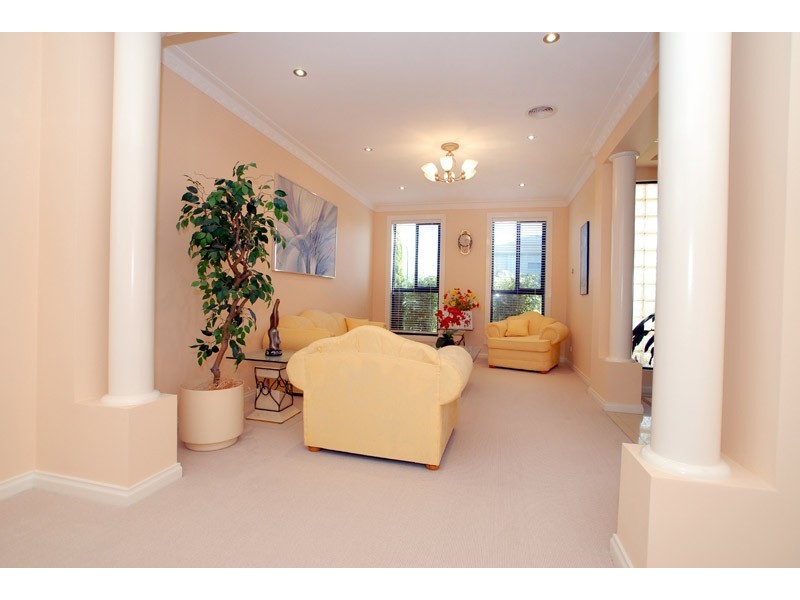 37 Macquarie Circle, Waterways VIC 3195